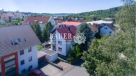 Bild... - Mehrfamilienhaus mit 3-Einheiten und zwei Einzelgaragen in Weikersheim