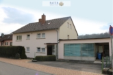 In den Stäffelen, 97996 Niederstetten Straßenansicht - Wohnhaus mit 3 Wohneinheiten und einer Ladeneinheit