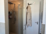 Badezimmer mit Badewanne und Dusche - Wohnanlage „Alte Kelterei“ 3-Zimmer-Wohnung im Penthouse mit TG-Stellplatz in Weikersheim.