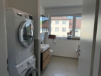 Badezimmer mit Badewanne und Dusche - Wohnanlage „Alte Kelterei“ 3-Zimmer-Wohnung im Penthouse mit TG-Stellplatz in Weikersheim.